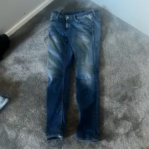 Säljer mina replay jeans i storlek 29 köpta för 1299 och säljer för 200 de är bra skicka kontakta dm för fler bilder skick 4/10