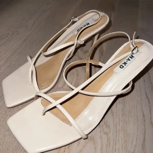 Klackar - Perfekta klackar till studenten i en jätte ljus beige färg, storlek 39, använda 1 gång, aldrig utomhus, från NAKD!