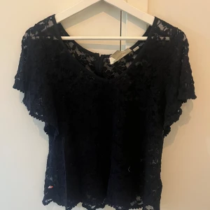 Spets topp - Jätte fin spetstopp i marinblå.