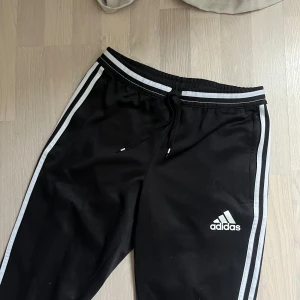 Träningsbyxor från adidas  - Träningsbyxor från adidas i storlek S, använda många gånger men de har inga defekter, säljer pga att de inte passar längre!