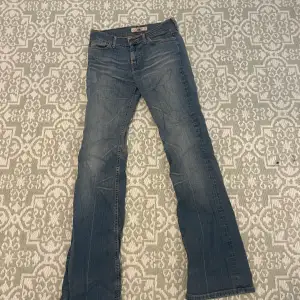 Lågmidjade jeans i storlek 27 (Xss-xs) från märker fornarina, aldrig hunnit andvända då dom är för små för mig därför det inte finns någon bild på dom🩷 Midjemått är 33x2, 98 cm långa och 75 cm från skrevet o ner.