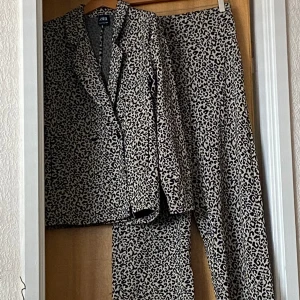 Mönstrat set från Zara - Kavaj och byxa från Zara i ett mjukt och skönt material. Kavajen är i S och byxan M.