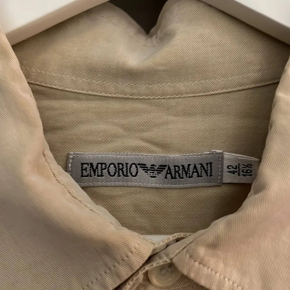 Emporio Armani Shirt. Bra oversize att ha till jeans/öppen över en söt blus. . Skjortor.