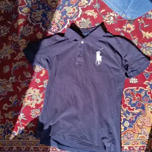 Ralph Lauren Polo tröja som är size L för barn passar folk som är runt 160-165. Perfekt för fester eller bara för att ser ut som Cheif Keef😈. Ställ gärna frågor😁