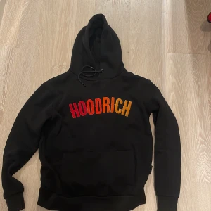 Hoodrich/Nike tech fleece  - Väldigt bra skick på alla tre. Alla tre tröjor för 1200kr 2 tröjor 800kr 1 Tröja 500kr Hoodrich storlek S Nike tech 158-170 Priset kan ändras