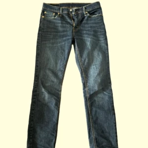 Levis Jeans 541 - Levis jeans i bra skick. Jag har använt dem väldigt lite och de sitter superbra.  Jag säljer dem eftersom de är för små för mig.