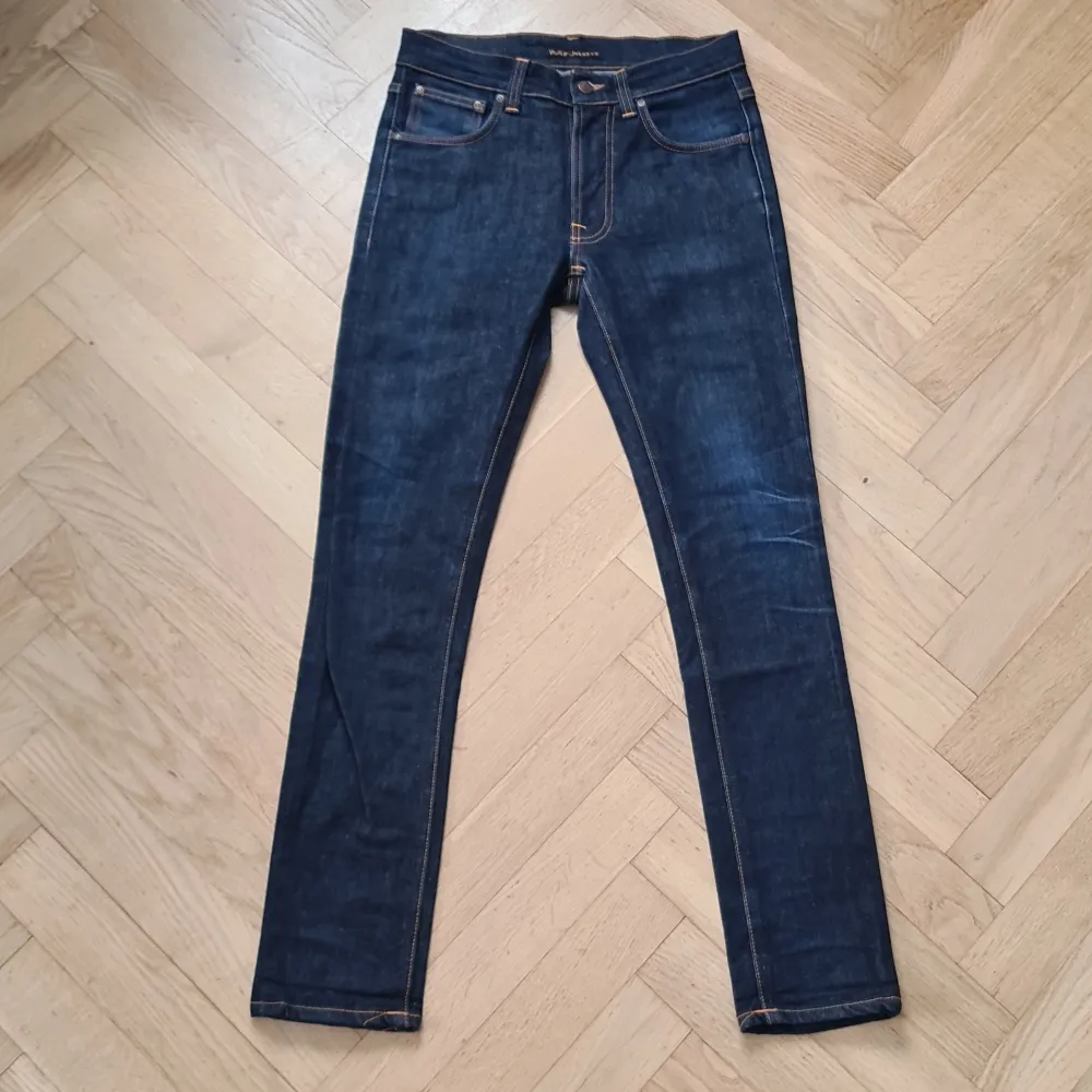 Mörkblå Nudie Jeans av modellen Lean Dean👖 Perfekta inför våren🏡 | Skick: 10/10 ⭐️ (inga deffekter) | Passform: Slim/straight | Pris: 499 kr (diskuterbart) | Modellen är 185 cm för refferens (170-180 rekomenderas) Hör av er vid minsta fundering ☺️. Jeans & Byxor.
