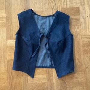 Retro inspirerad väst - En väst jag sytt av stuvbitar  Uppskattar till XS, passar mig som har S men inte så bra i bysten