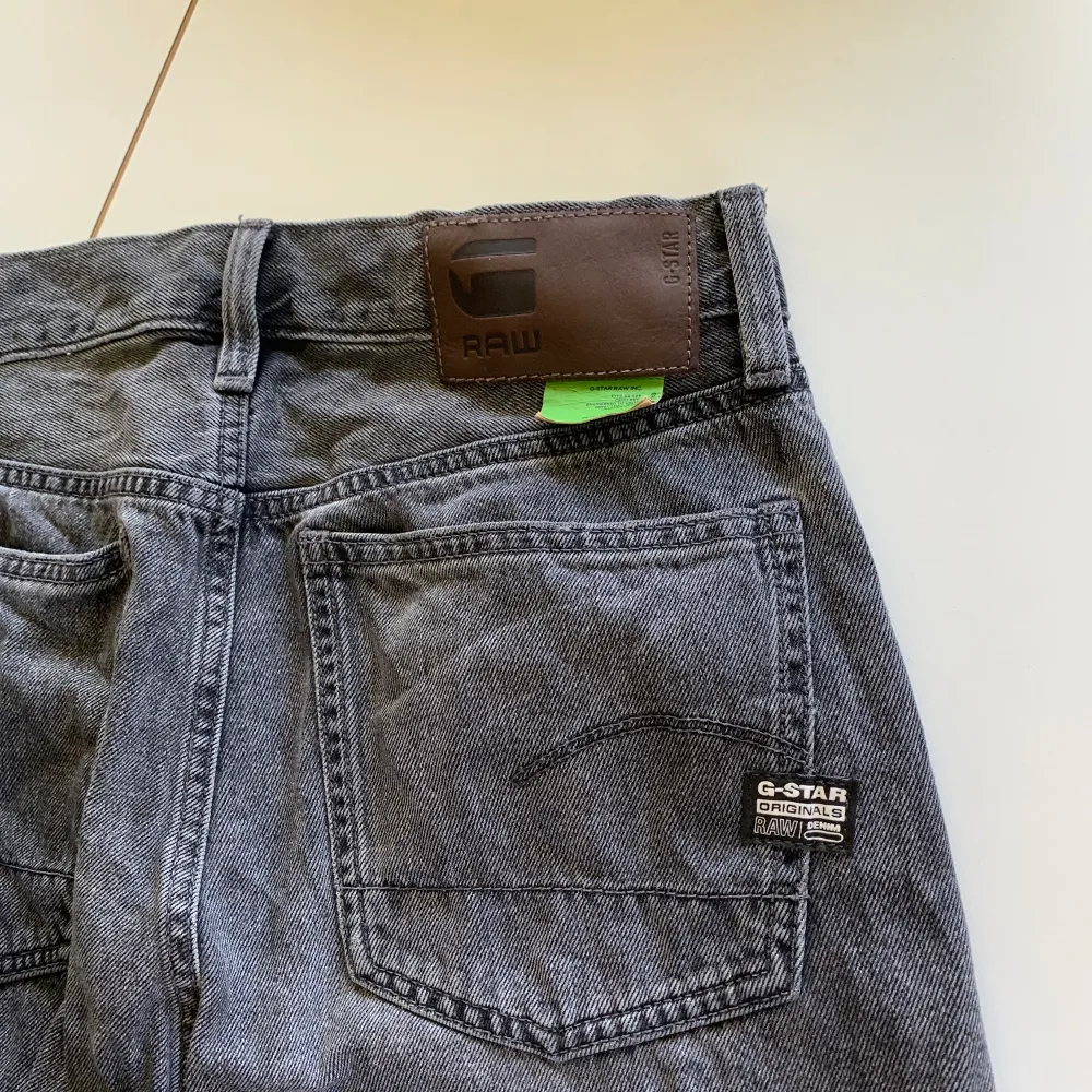 Säljer dessa jeansen från gstar raw, skicket är utmärkt inga defekter. Disclaimer för alla grischare, de är rätt vida i benen alltså inte så grisch. Kom privat vid frågor. Jeans & Byxor.