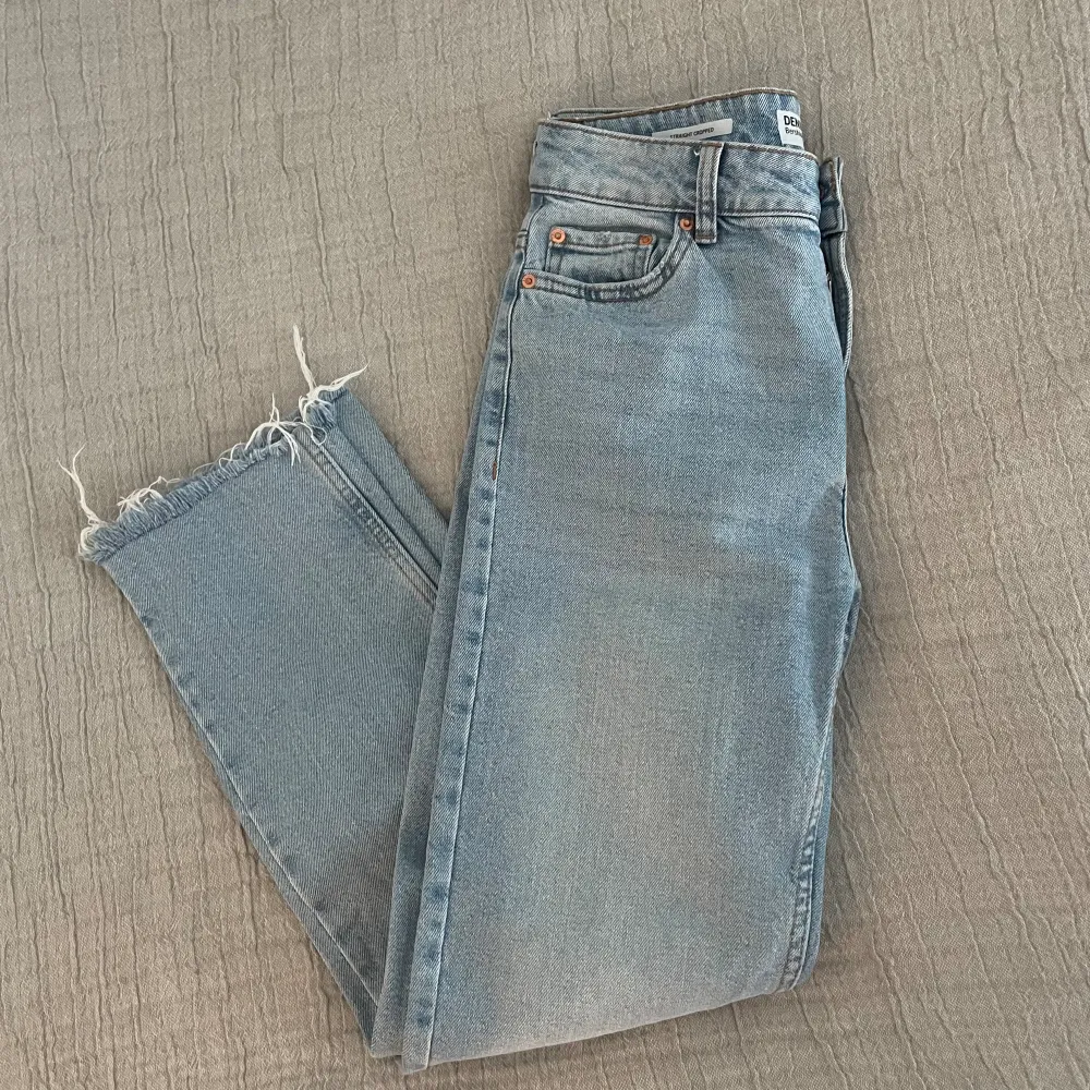 Straight Cropped Jeans från Bershka. Fint skick, knappt använda. Storlek 34, motsvarar XS. Ankellånga 💕. Jeans & Byxor.