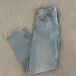Straight Cropped Jeans från Bershka. Fint skick, knappt använda. Storlek 34, motsvarar XS. Ankellånga 💕