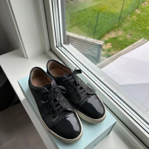Lanvin Sneaker UK 8 - Säljer mina gråa lanvin i storleken UK 8 (passar 42-43). Väl omhändertagna och använda mindre än ett år. Låda, extra skosnören och dustbag ingår. Kvitto finns vid fråga. 
