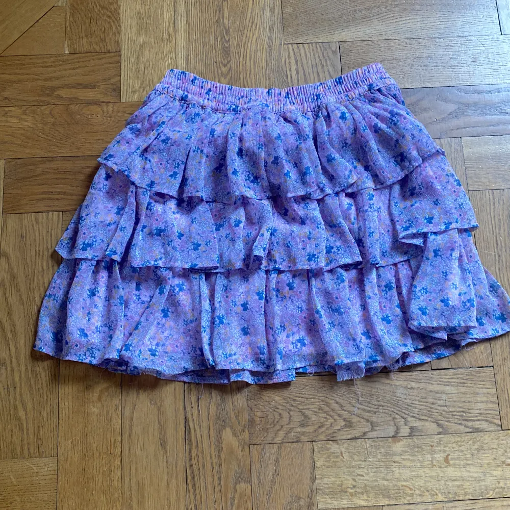Så fin kjol som tyvärr inte kommer till användning! Köpte för ca 350 men säljer för 150, pris går att diskutera . Kjolar.