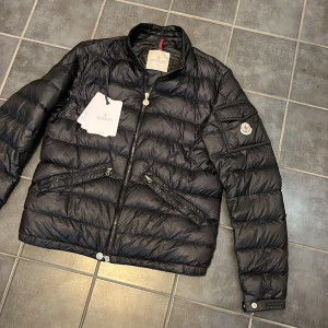 Moncler jacka - Snygg moncler jacka i bra sick. bara komma PM om det är något ni undrar 🙌