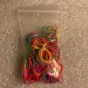 *NY* Små hårsnoddar i påse  - Nya oanvända, 100 st/påse.