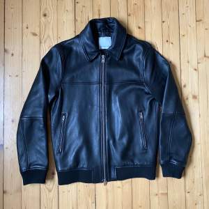 Classic and minimalistic leather jacket from danish brand Samsoe Samsoe. Super smooth leather quality and nice classic design.  Has been used but is still in great condition. Fits relaxed. Tagged L, fits M-L. 