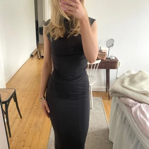 Så fint grått set från Gina Tricot, strl S - Så snyggt, trendigt set från Gina Tricot i deras soft touch Collection. Sitter så smickrande på kroppen, strl S på båda delarna!!