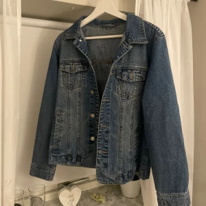 Jeansjacka - jeansjacka, finns ingen lapp om märke. Sitter snyggt, lite oversize. Perfekt till våren o sommaren