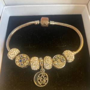 Pandora likt armband - Är inte ett Pandora armband men är väldigt lik. Är silvrigt .💕🥰 Ser ut som guld på bilderna men är silver.
