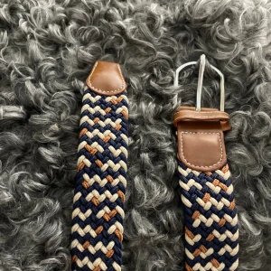 Perfekt bälte till sommaren! - Tjena! Ett stiligt och skönt bälte perfekt till vår/sommar! Onesize så passar alla! Tveka inte höra av er vid frågor!