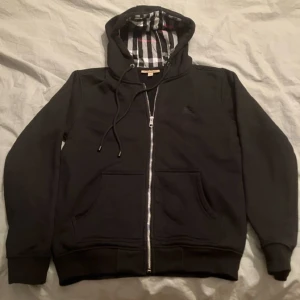 Burberry zip hoodie  - En burberry hoodie i jättefint skick använt få gånger.