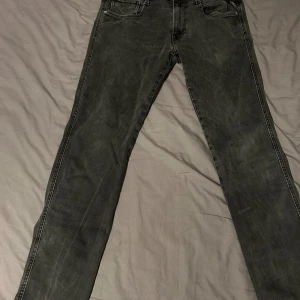 Replay anbass hyperflex - Hej, säljer dessa mörkgråa Replay Anbass hyperflex i storlek 32/32. Skicket är ganska bra (ser sämre ut på bilderna på grund av ljuset). Hör av er vid funderingar 😊