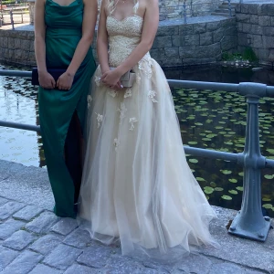 balklänning  - min älskade balklänning som är använd endast 1 gång,inga fläckar eller hål🫶🏻stolek 34 men har gått och sytt en knapp så det går att få den till en 32 ungfär(kom privat för mer info o bild)nypris:6000 mitt pris:2500kr