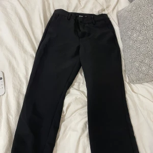 Kostymbyxor  - Säljer ett par kostymbyxor från Bikbok storlek 34 men är uppsydda så skulle säga att dom passar 157 cm. 
