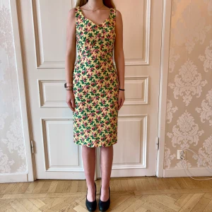 Blommig klänning, Emmy Design - Blommig klänning, ostretchig. Storlek 40.  Modellen på bilden bär samma klänning, S. 38 Modellen på bilden är 173 cm och har storlek 38 i de flesta andra kläder. Aldrig använd. Vi har lagt ner vår klänningsbutik och säljer ut. Ny pris är 2000-3000kr