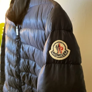 Moncler Lans  - Säljer min mörkblåa Moncler Lans Giubbotto i storlek 2 (S).  Är i väldigt fick skick. Inga revor, hål eller andra skönhetsfel.   Nypris 10.599kr inköpt NK. Säljer min jacka för 3000kr då den inte kommer till användning.