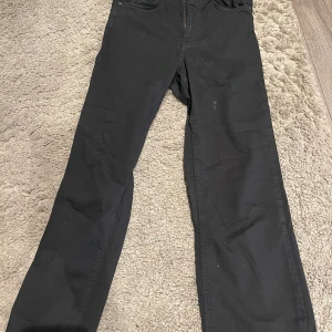Jeans- gina tricot  - Storleken L. Men man kan bära dem som M. Aldrig använt dem. 