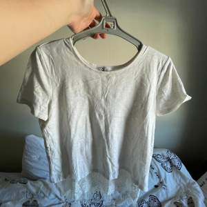 En vanlig vit t-Shirt med en öppning på baksidan. 