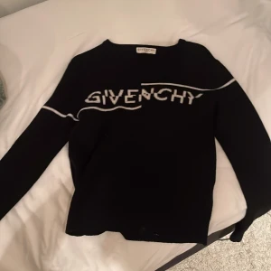 Givenchy - Säljer denna tröja som är helt äkta men finns tycärr inte bevis för att jag ärvt den från min bror och han köpte den för några år sedan. Priset går att diskuteras 
