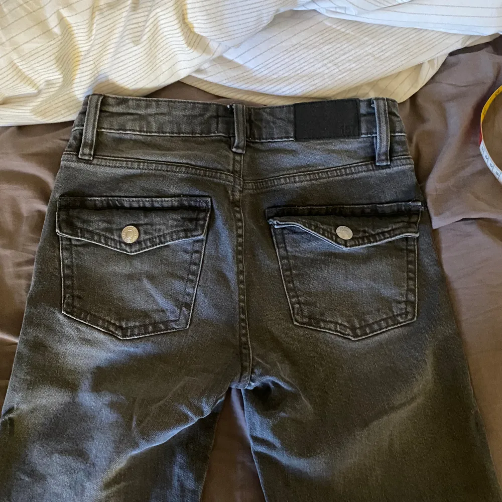 Gråa lågmidjade jeans från lager 157. Knappt använda men säljer på grund av att de blivit för små. Måtten finns på sista bilderna. (Säljer likadana i blå i min profil). Jeans & Byxor.