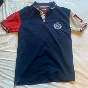 Newport pike  - Skit snygg polo tröja, jätte bra skick. Hör av dig vid mer frågor!!