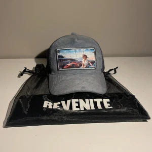 Revenite Keps - Tja säljer nu denna exklusiva keps som revenite släppte föra sommaren den är i perfekt skicka och påsen till kepsen medföljer 