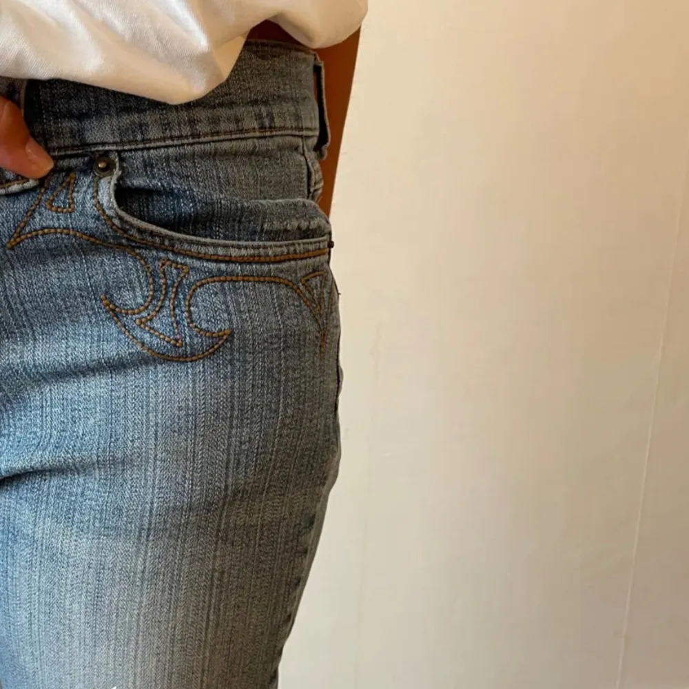 Jättesnygga jeans, är i storlek S och har midjemått på 39 cm rakt över 🥰bilderna är lånade från förra ägaren. Jeans & Byxor.