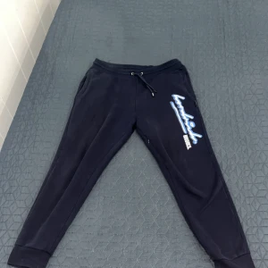 Hoodrich byxor  - Bra skick och sköna byxor storlek L men passar även M