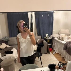 Zara blus  - Säljer denna supersnygga blus från Zara! 