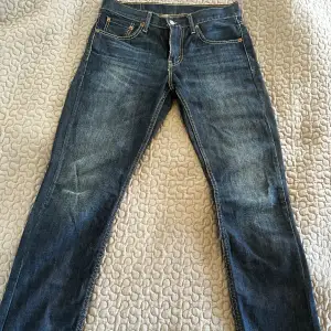 Levi’s jeans i modell 511 | Passformen är slim fit | Storleken är 30 x 32 | Skicket är bra