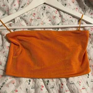 Tubtopp/bandau storlek M från Gina Tricot! Orange! NY Oanvänd  Vacker färg Se bild på bak där material finns på topp för att hålla den fast.  Stretch  Skimrande  Oanvänd  