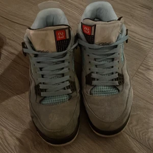 Jordan 4 - Fina skor, har haft dom i 2 år och dom är ganska bra skicka men inuti är det suddigt då de är lite gamla.
