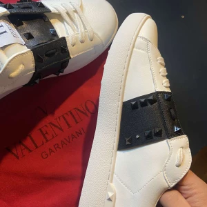 Valentino skor  - Säljer ett par valentino skor i storlek 43, en triangels har ramlat på dem. Kan sänka priset 