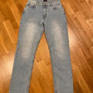 Säljer dessa blåa straight jeans från Nelly, skick 10/10  aldrig använda!!  (Frakt ingår)  Nypris: 600kr