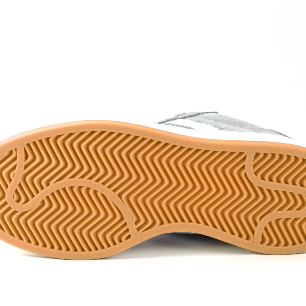 (Repost pga flera sizes) Populäraste skorna just nu🤩 Size: 40 2/3, 2st‼️Pris: 1649kr 🤝Skick: DS (Nya)🔥Kvitto,  äkthetsbevis samt originalbox medföljer✅ Meddela gärna för mer information eller bilder🤝Bilderna blev inzoomade, dm för ej inzoomade bilder✅. Skor.