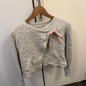 Odd Molly kofta i grå  - En söt lite mer vintage odd  Molly kofta i storlek xs men kan passa en S oxå 