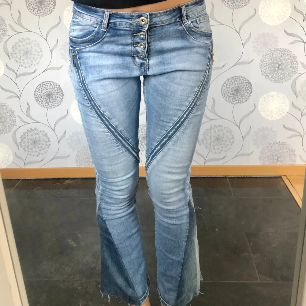 Älskar dessa jeans men de är tyvärr för korta på mig som är 175cm. Skulle rekommendera till någon som är runt 160cm. Midjemåttet är 39cm och innerbenslängden är 72cm. Märket är Chica London. 🩷. Jeans & Byxor.