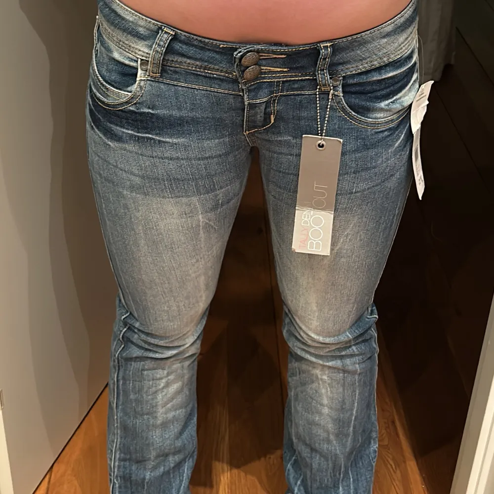 Jätte snygga lågmidjade Bootcut jeans ifrån Tally Weijl. Säljer då den är lite för långa för mig. . Jeans & Byxor.