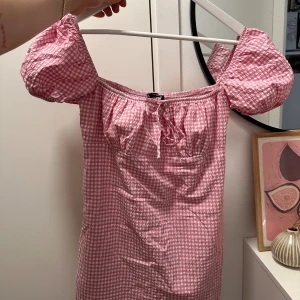 Superfin rutig kortklänning från Zara - Behöver tyvärr sälja min absoluta favoritklänning då den blivit för liten. Den är så fin med puffärmar och fina detaljer fram.  Strl M men skulle säga att den passar S