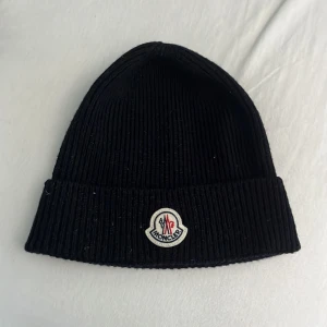 Moncler mössa - Bra skick 10/10 knappt användt